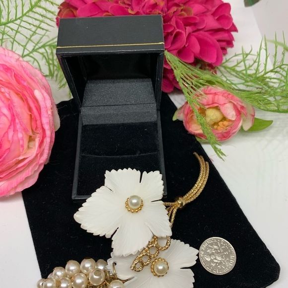 VINTAGE⚜️RARE NAPIER Leaves Acrylic Faux Pearl Brooch & Clip Earrings Set - Picture 8 of 9